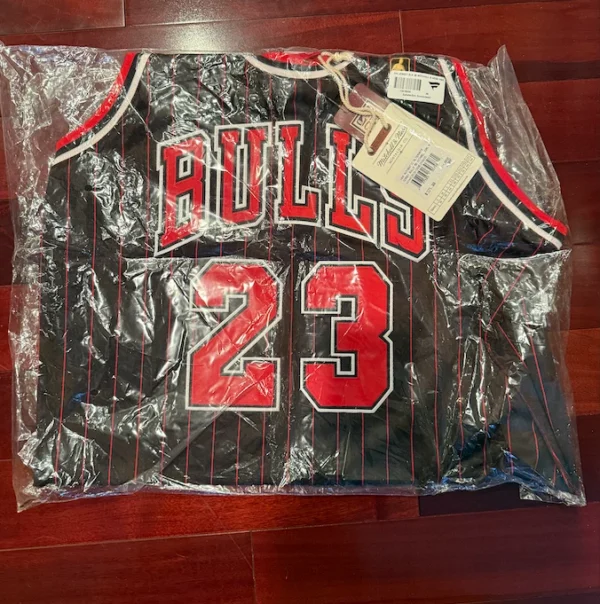Men’s Michael Jordan #23 Chicago Bulls Jersey – 1996-97 Hardwood Classics Black | Mitchell & Ness Throwback NBA Jersey - Image 5